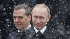 Vladimir Putin e Dmitri Medvedev (ao fundo) em cerimônia perto do Kremlin, em 23 de fevereiro de 2017.