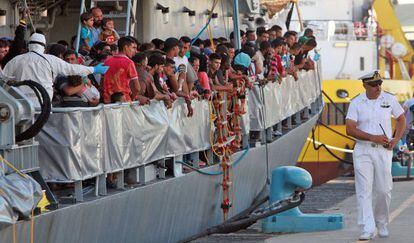 Barco com imigrantes na Sicília, em Julho.