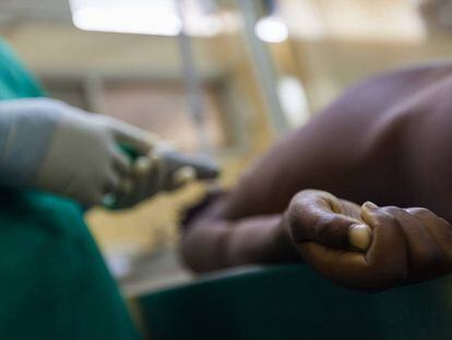 Uma autópsia minimamente invasiva no cadáver de uma criança de 10 anos, no Hospital Central de Maputo (Moçambique).