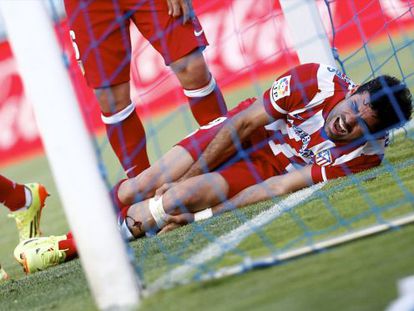 Diego Costa dói-se de seu golpe contra o poste.