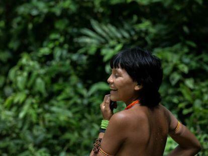Mulher Yanomami dentro da terra indígena em Roraima.