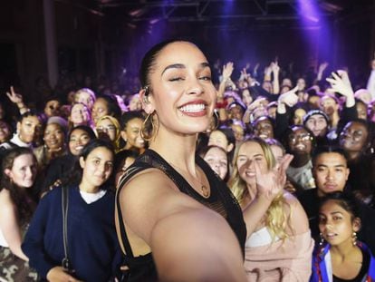 Jorja Smith tira uma selfie com fãs após evento realizado pela Nike. 