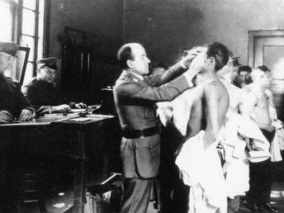 Exames médicos em Ellis Island, centro de imigrantes em Nova York aberto em 1892.