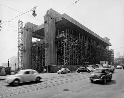 Museu de Arte de São Paulo Assis Chateaubriand em construção, projeto de Lina Bo Bardi, avenida Paulista, São Paulo, 1966.