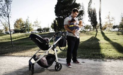 Um pai com seu bebê, em Saragoça.