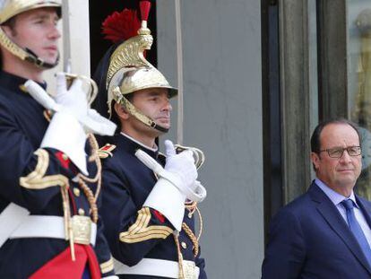 Hollande espera o rei de Bahrein, ontem no Eliseu.