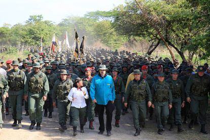 Nicolás Maduro marcha ao lado de militares em El Pao neste sábado para demonstrar força do regime chavista, enquanto protestos contra seu Governo continuam em Caracas.