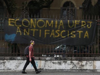 Um cartaz antifascista exposto na Universidade Federal do Rio de Janeiro (UFRJ).