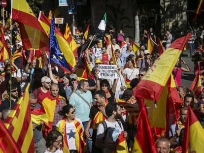 Manifestantes em Barcelona protestam a favor da manutenção da unidade da Espanha.