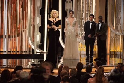 Lady Gaga ao receber a premiação.