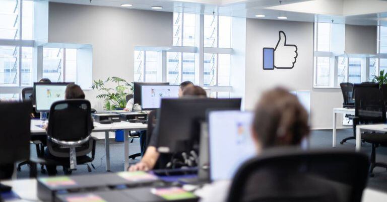 Equipe de trabalhadores que vigiam os conteúdos do Facebook no centro de controle de Barcelona.