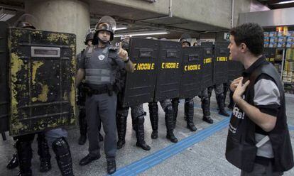 Manifestante e a Polícia Militar na estação Ana Rosa.