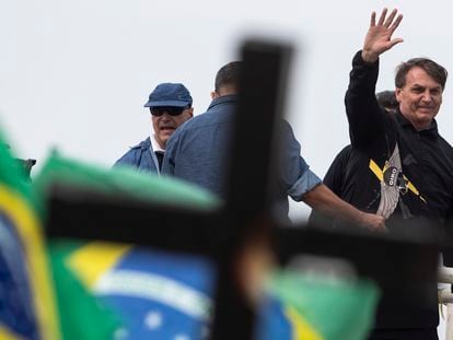 Bolsonaro acena para apoiadores no Rio de Janeiro, no domingo.