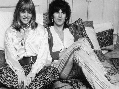 Anita Pallenberg, musa dos Rolling Stones, com Keith Richards em uma imagem de dezembro de 1969.