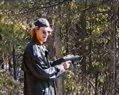 Dylan Klebold praticando com uma arma um mês antes do assassinato. A imagem foi retirada de um vídeo localizado pela polícia.