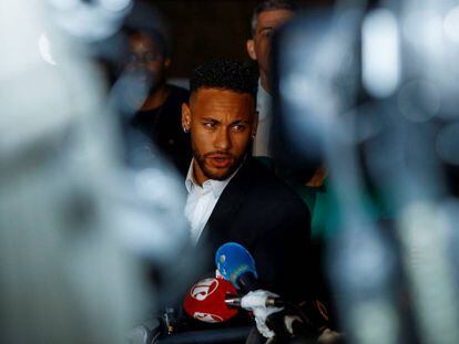 Neymar ao sair da Delegacia de Defesa da Mulher em São Paulo.