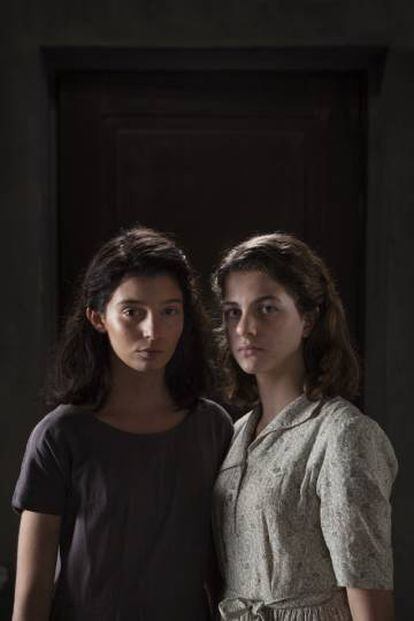As atrizes Gaia Girace (Lila) e Margherita Mazzucco (Elena), que fazem as personagens quando adolescentes na série da HBO.