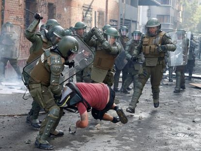 Policiais prendem manifestante durante um protesto contra o Governo do Chile em Santiago, dia 14 de novembro.