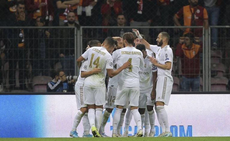 Jogadores do Real Madrid comemoram o gol de Kroos.