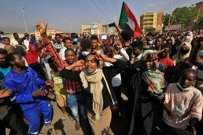Grupo de pessoas protesta no centro de Cartum (Sudão), nesta segunda-feira.