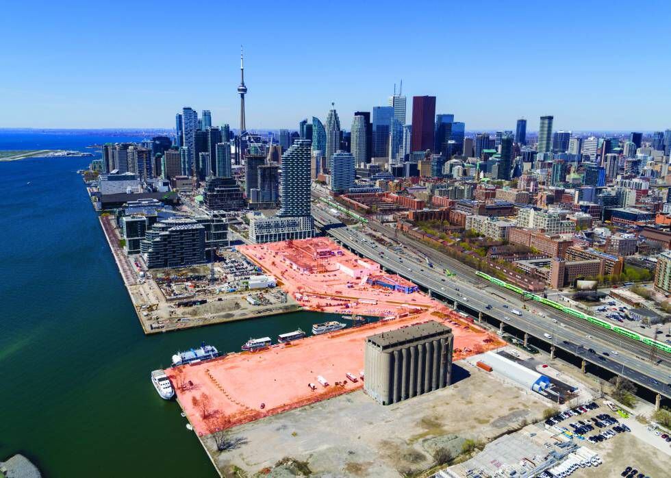 Aspecto atual da área portuária, ao sudeste do centro de Toronto, uma área industrial que ficou degradada com o abandono da atividade. Em vermelho, a zona de Quayside, a primeira que passará por mudanças do Google. |