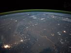 Imagen de la raya verde del oxígeno sobre la Tierra