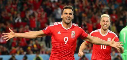 Kanu comemora o gol da virada de Gales.