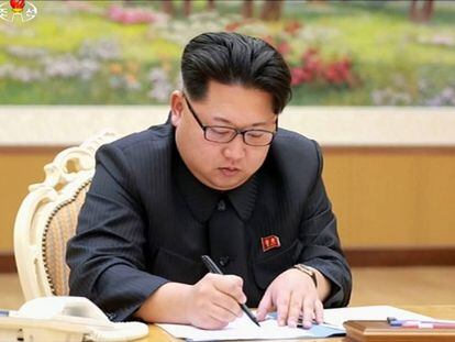 Fotografia da agência oficial da Coreia do Norte mostra Kim Jong-un assinando a ordem para o teste da bomba de hidrogênio.