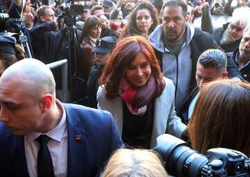 Cristina Fernández chega ao Senado, prévio à sessão que tratará sua desafuero.