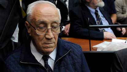 O ex-capitão Jorge Eduardo Acosta, conhecido como Tigre, na leitura de uma sentença por crimes de lesa-humanidade cometidos durante a ditadura argentina, em 2017.
