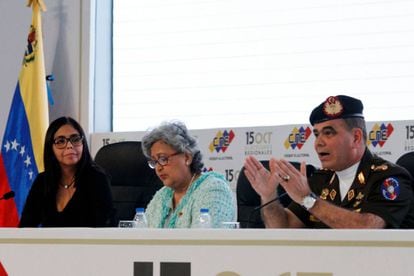 Delcy Rodriguez, presidenta do Conselho Nacional Eleitoral, Tibisay Lucena, e Vladimir Padrino nesta sexta-feira durante entrevista coletiva.