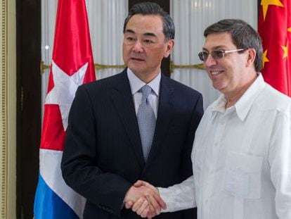 Os ministros Wang Yi e Bruno Rodriguez, em Havana.