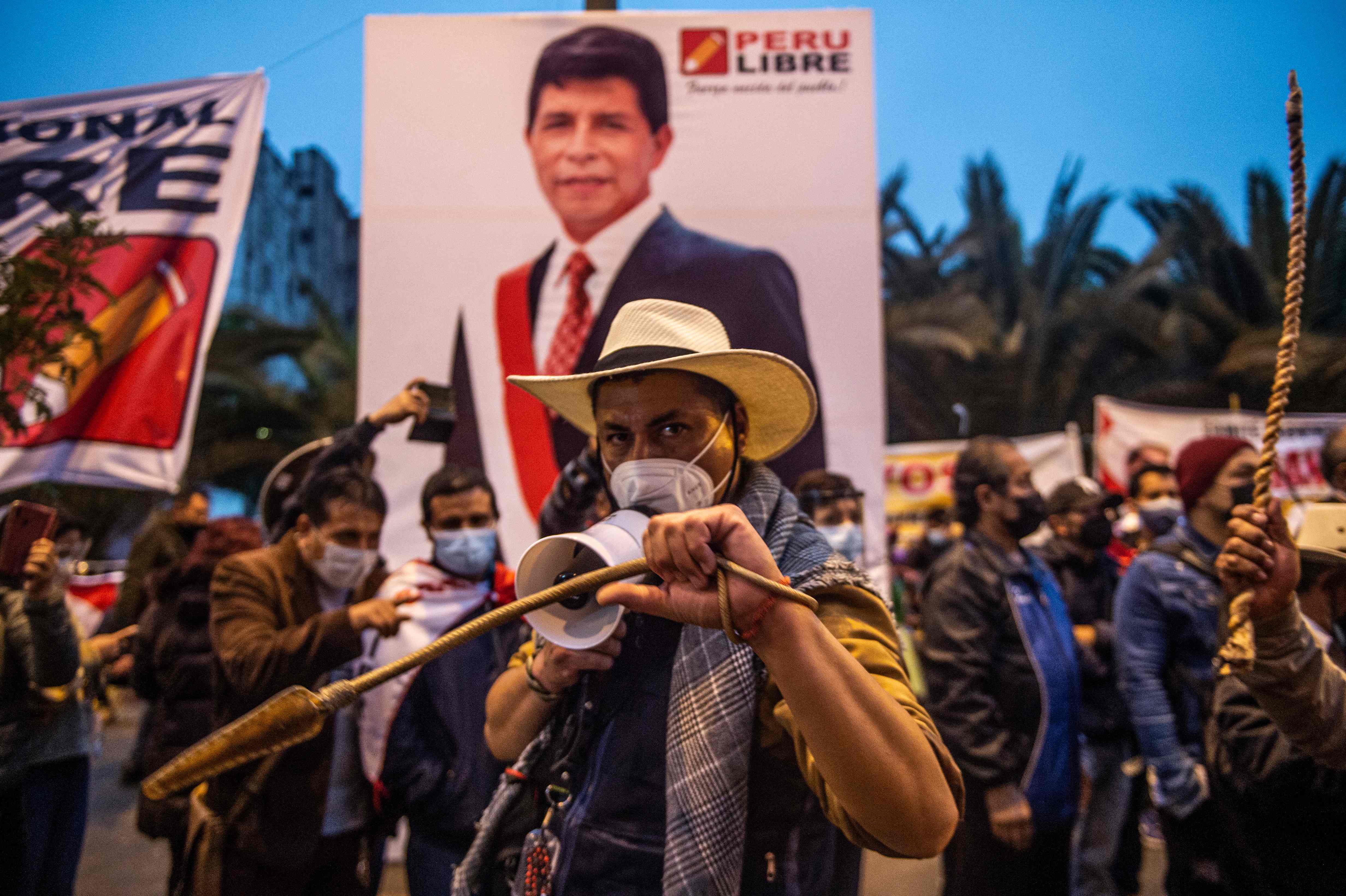 Simpatizantes do candidato presidencial Pedro Castillo marcham em Lima.
