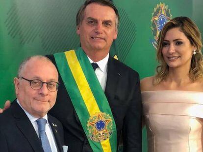 O presidente do Brasil, Jair Bolsonaro, e a primeira-dama, Michelle Bolsonaro, junto ao chanceler argentino, Jorge Faurie, na terça-feira em Brasília.