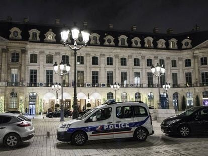Carro patrulha frente da entrada do Hotel Ritz na place Vendôme de Paris