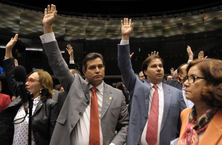 Deputados Maurício Quintella (à esq.) e Rodrigo Maia.