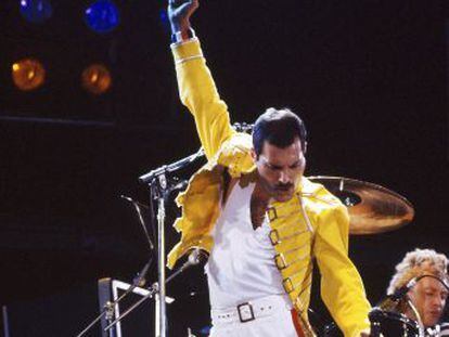 Hoje se comemoram 25 anos da morte do líder do Queen. Nesta gravação de um concerto no Estádio de Wembley estão resumidos os poderes do cantor