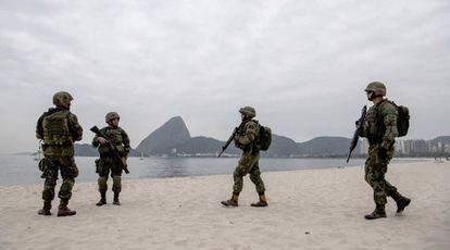 Fuzileiros navais treinam em praia carioca.