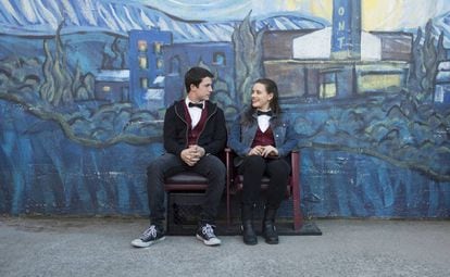 Dylan Minnette e Katherine Lengford, protagonistas de “13 Reasons Why”.