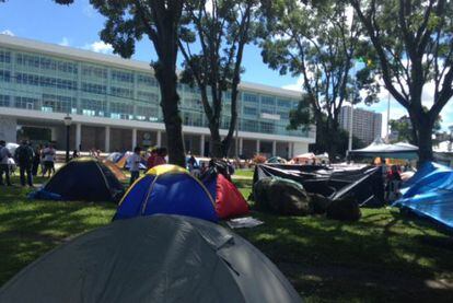 Parte do acampamento dos professores, na frente do Pal&aacute;cio do Governo.
