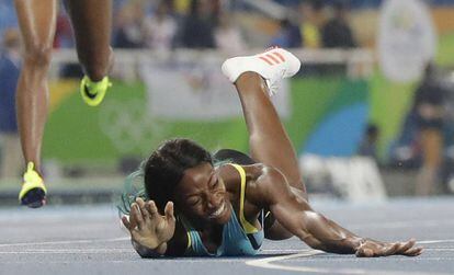 Shaunae Miller no momento do ‘peixinho’.