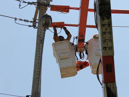Trabalhador faz a manutenção da rede elétrica em Teresina.