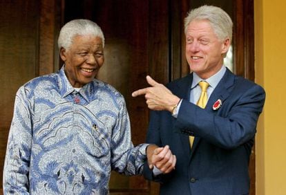 Imagem de arquivo de 19 de julho de 2005, Mandela e o ex-presidente norte-americano Bill Clinton.