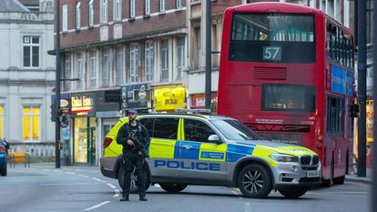 Policial armado reforça a segurança em Streatham, em Londres, onde três pessoas foram feridas a faca.