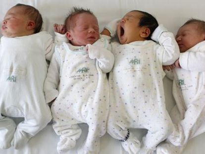 Bebês em uma maternidade da Alemanha.