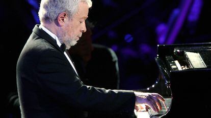 Nelson Freire se apresenta durante o prêmio Victoires de música clássica em Cannes, França, em janeiro de 2005.