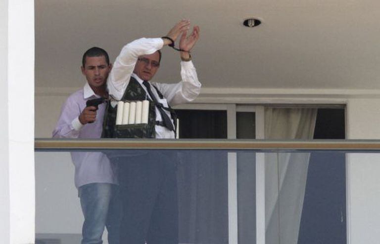 Um homem rende funcionário de um hotel de Brasília.