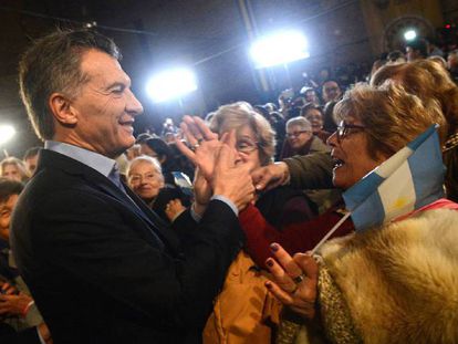 Mauricio Macri acena para seguidores após anunciar um aumento nas aposentadorias.