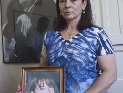 Susana Trimarco posa com uma foto de sua filha.