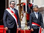 El presidente de Perú, Manuel Merino, posa junto a José Arista, ministro de Economía, tras el juramento del Gabinete, este 12 de noviembre.
